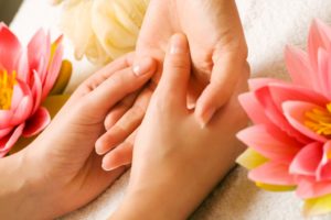 hand-massage-renu-madison